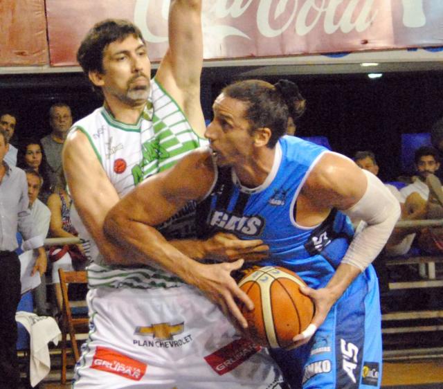 Atenas gan� en Corrientes para seguir vivo