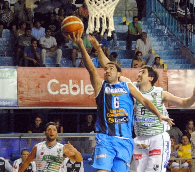 Atenas gan� en Corrientes para seguir vivo