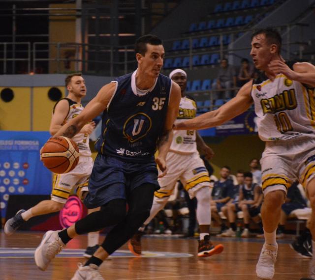 Cerr� a toda m�quina