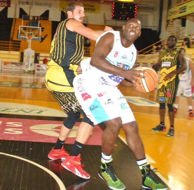 Libertad gan� un duelo directo