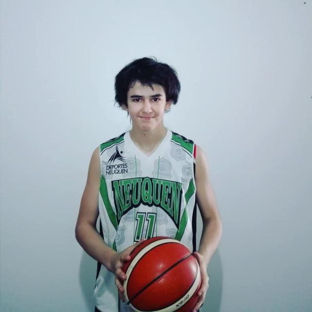 Independiente con sus menores como bandera