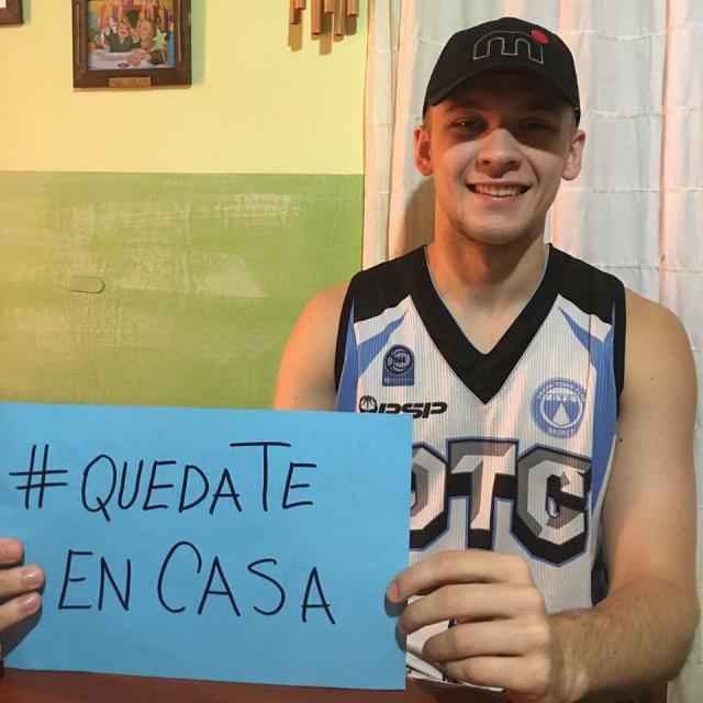 Ober� juega en casa
