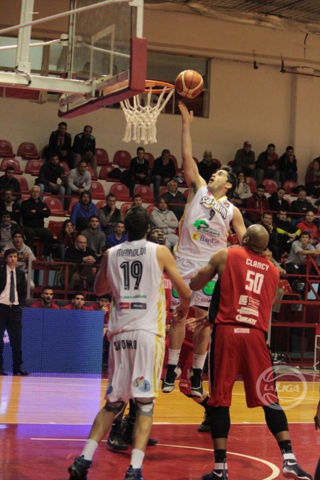 San Mart�n encontr� su defensa