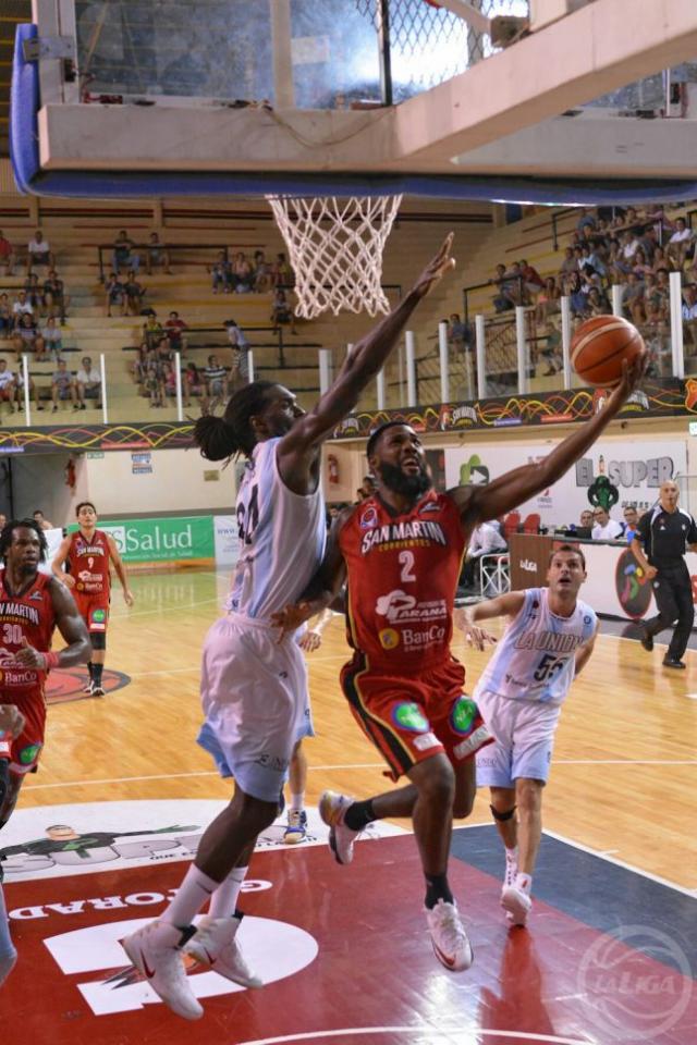 San Mart�n sigue firme de local