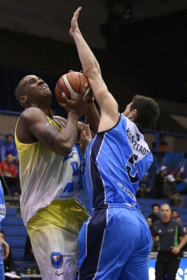 Lo corri� del camino